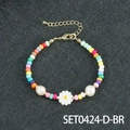 Bracciale di perline colorate con ciondolo a margherita e perle bianche su fondo nero - Bracciale con perline colorate, perle e margherite (SET0424-D-BR)