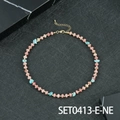 Handgemaakte kralenketting met roze kralen en blauwe turquoise stenen op zwart marmer - Turkoois En Rhodoniet Ketting