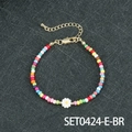 Bracciale colorato stile boho con margherite e chiusura a moschettone dorata lucida - Bracciale in perline margherita medio (SET0424-E-BR)