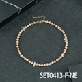 Ketting met roze kralen, witte kristallen en gouden accenten, stijl SET0413-F-NE - Witte Kristal En Zonnesteen Ketting