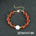 Minimalistisches Perlenarmband aus rotem Achat mit weißer Perle und verstellbarer Goldkette - Roter Achat Armband