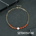 Elegante verstellbare Perlenkette mit roten facettierten Perlen und weißem Perlendetail - Roter Achat Halskette