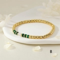 Detail van een boheemse armband met gouden kralen, groene malachiet en witte stenen - Groene Kralen Stijl (BR1903-B)