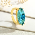Detailansicht des verstellbaren Evil-Eye-Rings mit blauem Kristall in Goldfassung - Einstellbar Offen / Dunkelblau (SET0180-D-RG)