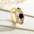 Detailaufnahme eines goldenen Evil-Eye-Rings mit großem Kristall auf weißem Display - Einstellbar Offen / Schwarz (SET0180-J-RG)