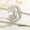 Primer plano detallado del anillo geométrico de tres capas en plata con circonitas blancas - Estructura Multicapa en Arco (RG0395-B) / Plateado (RG0395-B)
