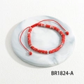 Macro-detail van de handgemaakte rode stenen kralenarmband met verstelbaar geweven touw - Rood Marmer Stijl (BR1824-A) / Rood