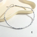Dettaglio della collana di perle marmorizzate con distanziali argento e chiusura a moschettone - Bianco