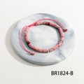 Detail van roze natuursteen kralenarmband met verstelbaar gevlochten koord en zilveren kralen - Roze Steen Stijl (BR1824-B) / Roze