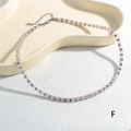 Dettaglio della collana con perline rosa, distanziatori argentati e chiusura a moschettone - Rosa