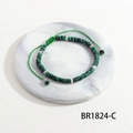 Detail van handgeweven malachiet armband met verstelbaar koord en zilveren tussenstukjes - Malachiet Groen Stijl (BR1824-C) / Groen
