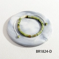 Detail van een handgeweven armband met groene natuursteen op een marmeren dienblad - Lichtgroen Bruin Jade Stijl (BR1824-D) / Lichtgroen