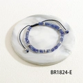 Detail van handgeweven armband met blauwe halfedelstenen en een verstelbare schuifknoop - Blauwe Ioliet Stijl (BR1824-E)