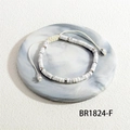Detailopname van een handgeweven armband met marmeren kralen en een verstelbaar trekkoord - Wit Marmer Stijl (BR1824-F)