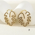 Makro-Detail von Monstera-Blatt-Ohrringen aus Gold mit dunklen Zirkonia-Steinen - Gold Dunkelbrauner Zirkonia (ER0776-F)