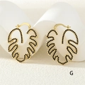 Detailansicht der Monstera-Blatt-Ohrringe mit Vergoldung und schwarzen Zirkonia-Steinen - Gold Schwarzer Zirkonia (ER0776-G)