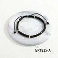Detailoverzicht van handgemaakte halfedelstenen armband met zwarte kralen en goud - Zwarte Cilindrische Gouden Spacers Stijl (BR1825-A)