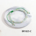 Macro-detail van handgemaakte groene edelsteen armband met verstelbaar geweven koord - Lichtgroen Vierkant Gouden Spacers Stijl (BR1825-C)
