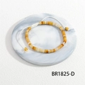 Detailopname van geweven armband met vierkante natuurstenen kralen en gouden accenten - Geelbruin Vierkant Gouden Spacers Stijl (BR1825-D)