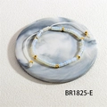 Detail van handgemaakte geweven opaal kralenarmband met verstelbaar koord en goud - Blauw Paars Opaal Gouden Spacers Stijl (BR1825-E)