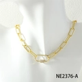 Dettaglio della collana a catena dorata con chiusura a moschettone e zirconi - Zirconia a 4 File Oro (NE2376-A)