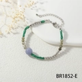 Detailopname van etnische kralenarmband met groene kubussen en paarse bolaccenten - Lavendel Kraal & Groen Blok Stijl (BR1852-E)