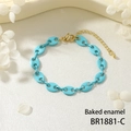 Dettaglio del bracciale a maglie azzurro con finitura smaltata e chiusura a moschettone - Stile Celeste (BR1881-C)