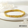 Détail du bracelet élastique en perles Tila émail jaune et or sur plateau blanc - Jaune Clair/Or (BR1949-B)