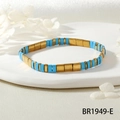 Détail des perles Tila émaillées bleues et accents dorés sur un plateau en céramique - Bleu Ciel/Or (BR1949-E)