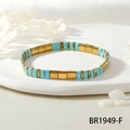 Détail du bracelet en perles Tila bleu ciel et or sur céramique pour un style boho - Bleu Clair/Or (BR1949-F)