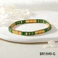 Gros plan du bracelet en perles Tila dorées avec finition en émail vert émeraude - Vert Émeraude/Or (BR1949-G)