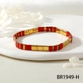 Détail du bracelet en perles Tila rouges et dorées sur socle blanc avec fleurs séchées - Rouge/Or (BR1949-H)