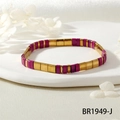 Détail d'un bracelet en perles Tila violettes et dorées sur un plateau blanc - Violet/Or (BR1949-J)