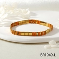 Gros plan détaillé du bracelet en perles Tila orange et or sur un plateau blanc - Orange/Or (BR1949-L)