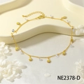 Dettaglio della collana dorata con margherite e cristalli su vassoio decorativo - Stile Margherita Bianca (NE2378-D)