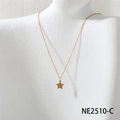 Collier à pendentif étoile dorée avec gravure Love sur une chaîne fine et épurée - Pendentif Étoile Gravé (NE2510-C)