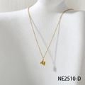 Collier minimaliste en titane doré avec un pendentif rond poli lettre M en relief - Pendentif Lettre M 3D (NE2510-D)