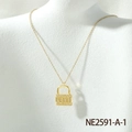 Collana con lucchetto LOVE placcata oro con zirconi micro-incastonati su busto - Stile Oro-A (Serratura Singola)