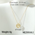 Gouden MOM hartketting met zirkoon hanger op een wit nekmodel gepresenteerd - Hart Hol Mom Ronde Hanger (NE2593-B-2)