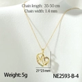 Gouden hartketting met MOM-letters en gekleurde zirkoonstenen op model - Gekleurde Diamant Hart Mom Stijl (NE2593-B-4)