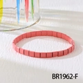 Detailaufnahme des rosa Tila-Perlenarmbands mit elastischem Webdesign aus Quadraten - Rosa (BR1962-F)