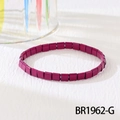 Makroansicht des beerenroten TILA-Perlenarmbands mit matten Fliesenperlen, SKU BR1962-G - Rosenrot (BR1962-G)