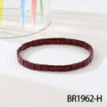 Detailansicht eines burgunderfarbenen Tila-Perlenarmbands auf weißem Stoff - Dunkles Weinrot (BR1962-H)