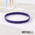 Detailansicht eines lila Tila-Perlenarmbands mit flachen Perlen und elastischem Design - Lila (BR1962-J)