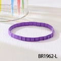 Nahaufnahme des lila Tila-Perlenarmbands im Boho-Stil mit glänzendem Finish zum Stapeln - Lila (BR1962-L)