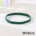 Nahaufnahme eines grünen böhmischen TILA-Perlenarmbands mit matten Rechteckperlen - Dunkelgrün (BR1962-N)