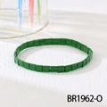 Makroaufnahme eines elastischen Tila-Armbands mit glänzend grünen quadratischen Perlen - Grün (BR1962-O)