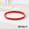 Nahaufnahme eines roten Tila-Perlenarmbands im Boho-Stil mit flachen quadratischen Perlen - Echtes Rot (BR1962-P)