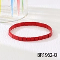 Detailansicht eines roten Tila-Perlenarmbands im Boho-Stil auf weißer Oberfläche - Klassisches Rot (BR1962-Q)