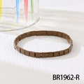 Nahaufnahme eines braunen Tila-Perlenarmbands mit glänzendem Finish auf hellem Grund - Braun (BR1962-R)